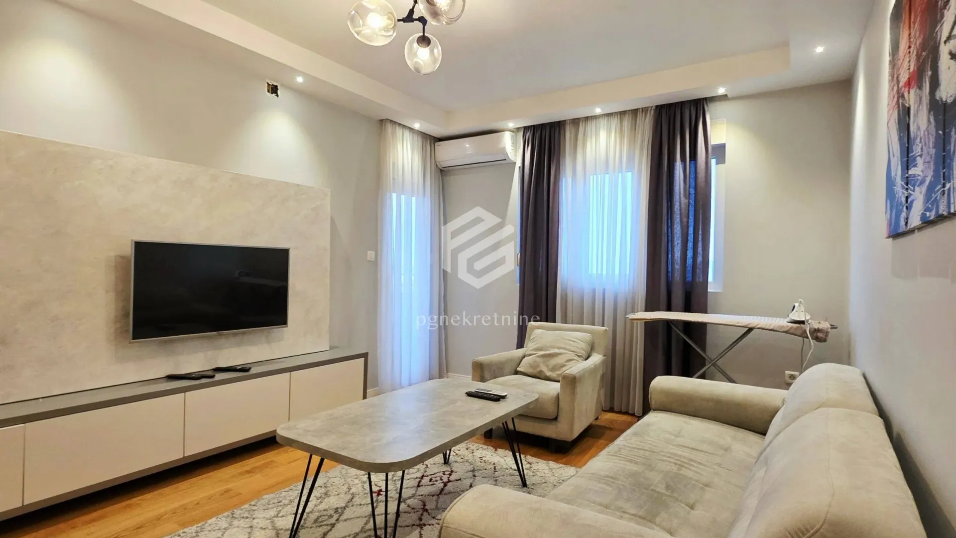 Izdavanje, jednosoban stan, 50m², Central Point, Podgorica