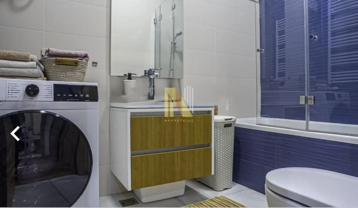 Izdavanje, četvorosoban stan, 102m², Centar, Novi Sad