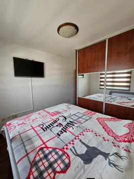 Namještena spavaća soba sa bračnim krevetom, velikim ormarom i zidnim televizorom. - image 11