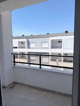 Pogled sa balkona na okolne stambene zgrade. - image 11