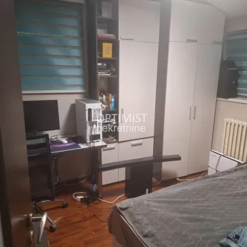 Manja spavaća soba sa krevetom, garderoberom i radnim stolom sa računarom. - image 8