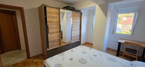 Namještena spavaća soba sa velikim garderoberom, krevetom i radnim stolom. - image 11