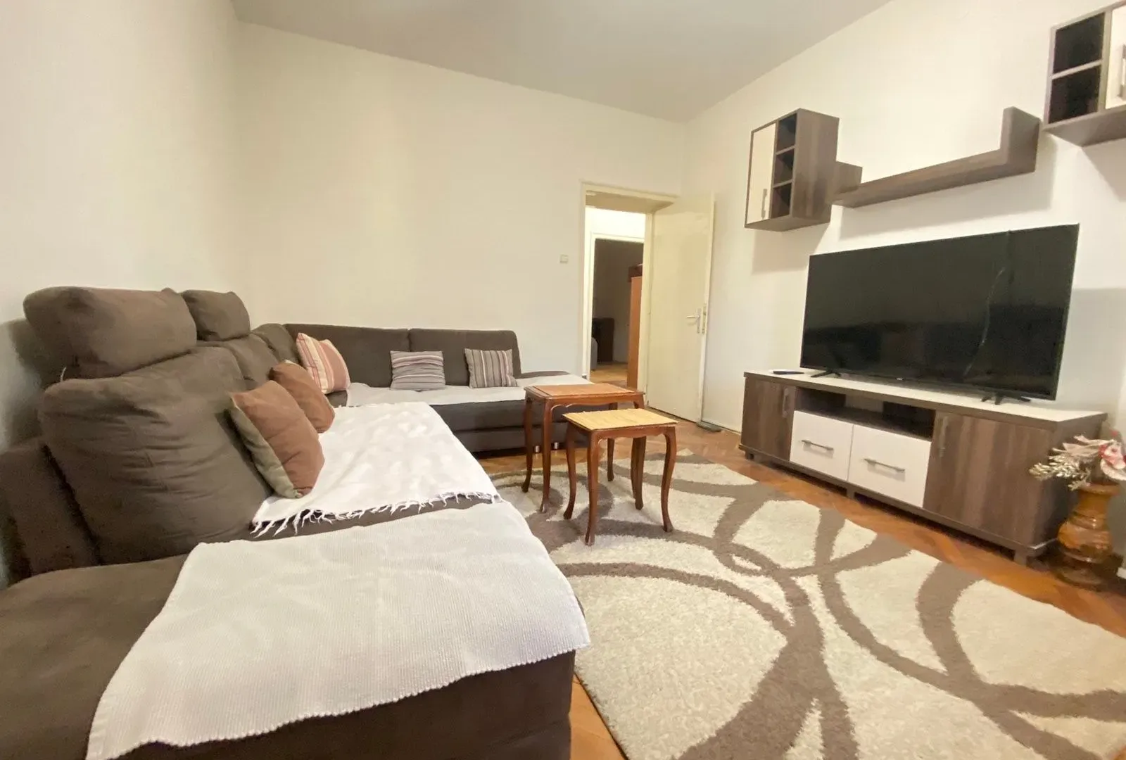 Izdavanje, dvosoban stan, 68m², Centar, Podgorica
