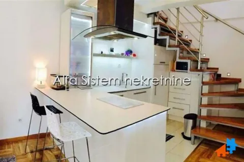 Moderna kuhinja sa šankom i stepeništem u pozadini. - image 6