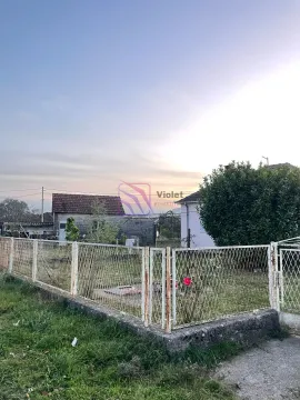 Dvorište sa ogradom i kućom u pozadini. - image 5