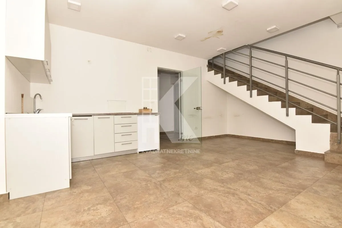 Rent, office space, 241m², Tološka šuma, Podgorica