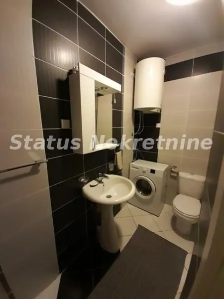 Izdavanje, trosoban stan, 60m², Centar, Novi Sad