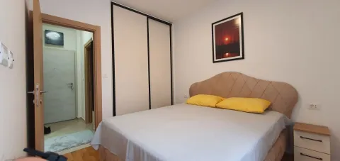 Svijetla spavaća soba sa bračnim krevetom i ugradnim ormarom. - image 8