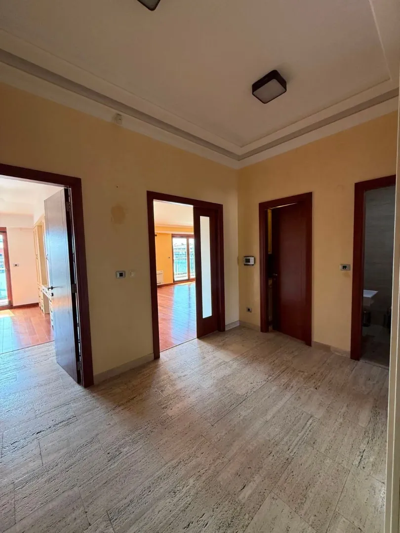 Izdavanje, trosoban stan, 138m², Preko Morače, Podgorica