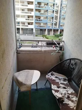 Manji namješteni balkon sa stolom, stolicom i sušilicom za veš. - image 7