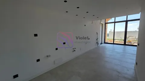 Prazna prostorija u sivoj fazi sa velikim staklenim površinama i pločicama na podu. - image 9