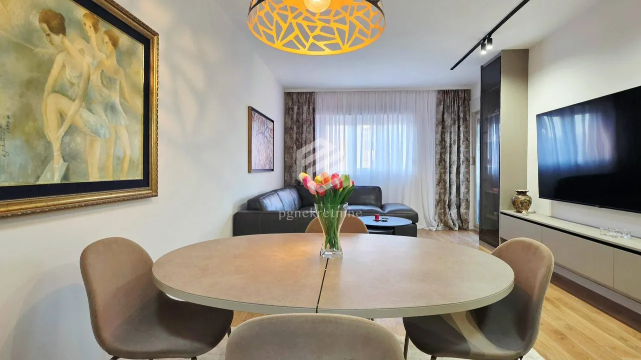 Izdavanje, dvosoban stan, 74m², Central Point, Podgorica