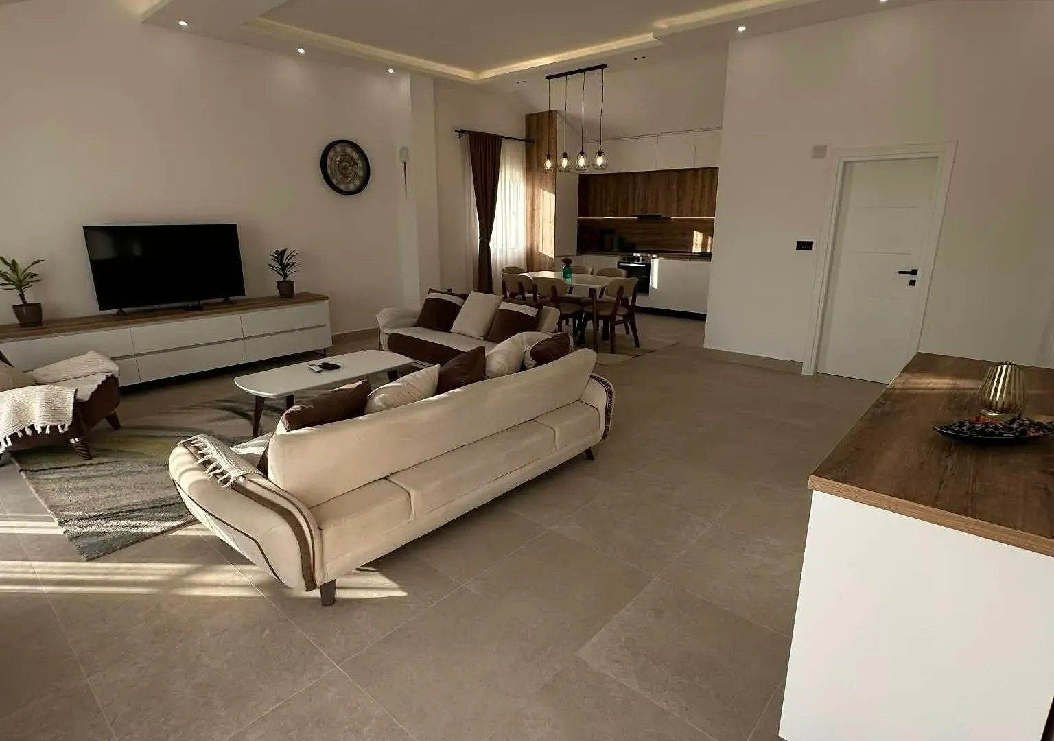 Izdavanje, dvosoban stan, 90m², Seljanovo, Tivat