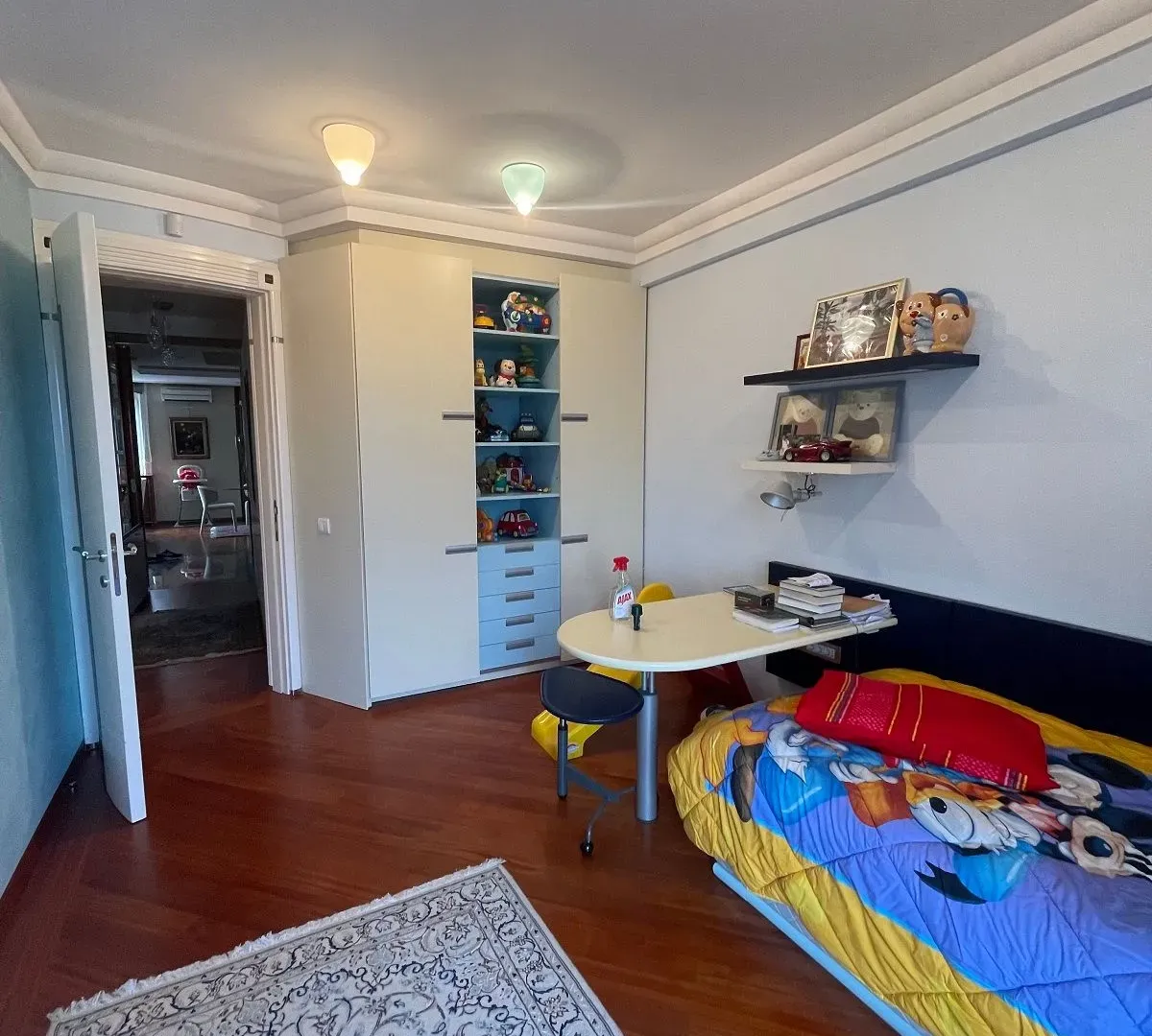 Izdavanje, četvorosoban stan, 135m², Vračar Sve Podlokacije, Beograd