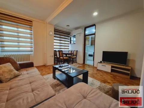 Dnevni boravak sa garniturom, televizorom i trpezarijskim delom u pozadini. - image 4