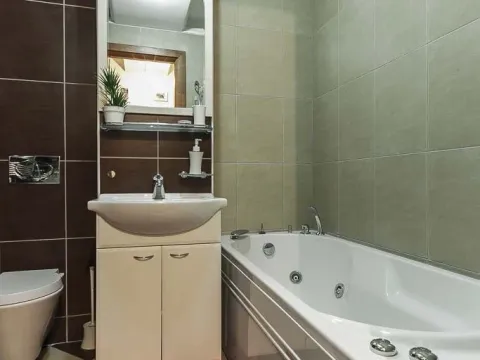 Izdavanje, trosoban stan, 150m², Centar, Podgorica - image 12