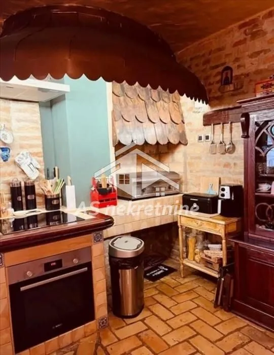 Izdavanje, kuća, 367m², Jajinci, Voždovac Sve Podlokacije