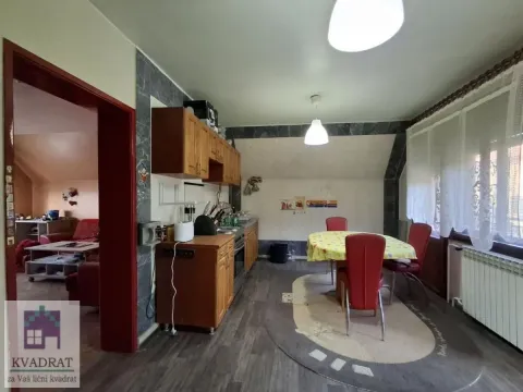 Kuhinja sa trpezarijom i drvenim elementima. - image 12
