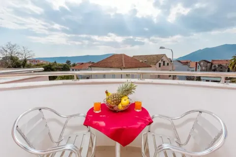 Terasa sa stolom, stolicama i pogledom na naselje i brda. - image 4