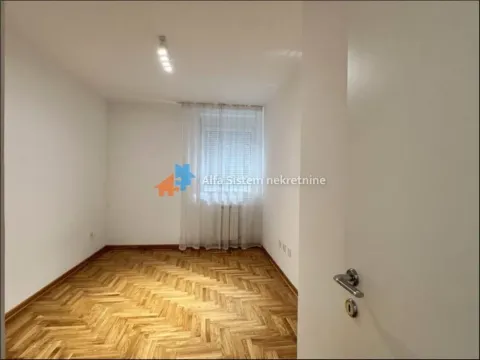 Prazna soba sa belim zidovima i parketom na podu. - image 8