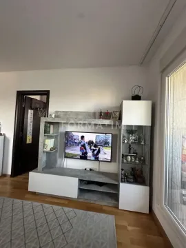 Dnevna soba sa TV komodom i parketom na podu. - image 4