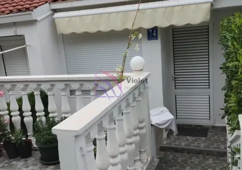 Ulaz u kuću sa terasom i ogradom sa balusterima. - image 4