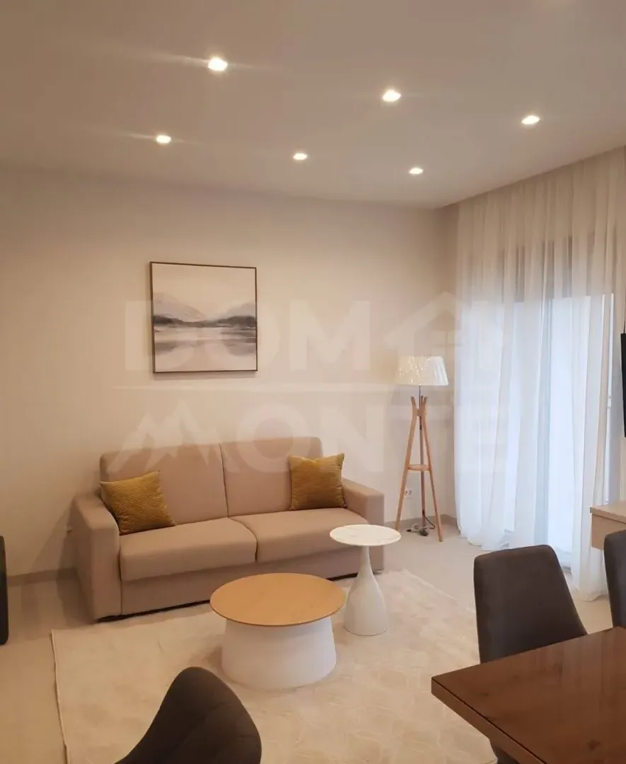 Izdavanje, dvosoban stan, 55m², Tivat, Crna Gora