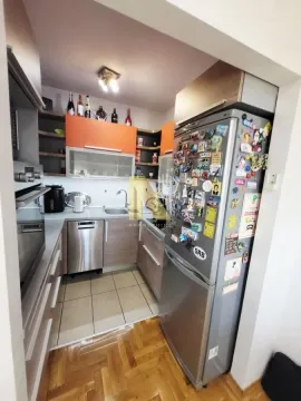 Manja opremljena kuhinja sa drvenim elementima i frižiderom. - image 11