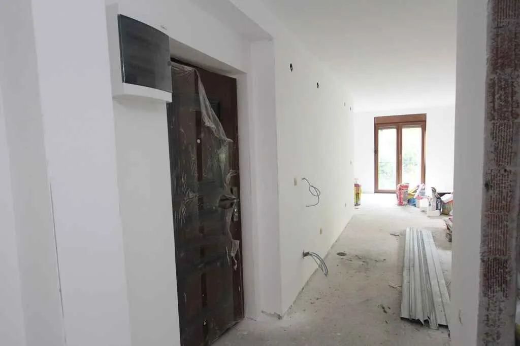 Pogled na hodnik i prostorije stana u sivoj fazi izgradnje.