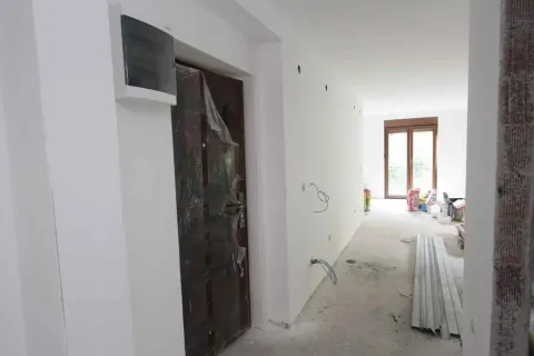 Pogled na hodnik i prostorije stana u sivoj fazi izgradnje. - image 23
