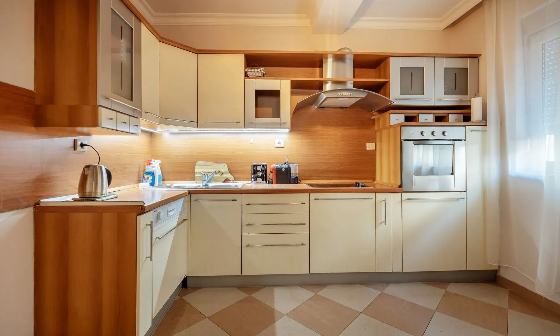 Izdavanje, kuća, 247m², Centar, Kotor