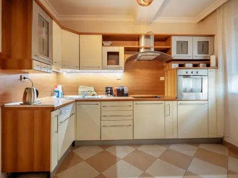 Izdavanje, kuća, 247m², Centar, Kotor - image 7
