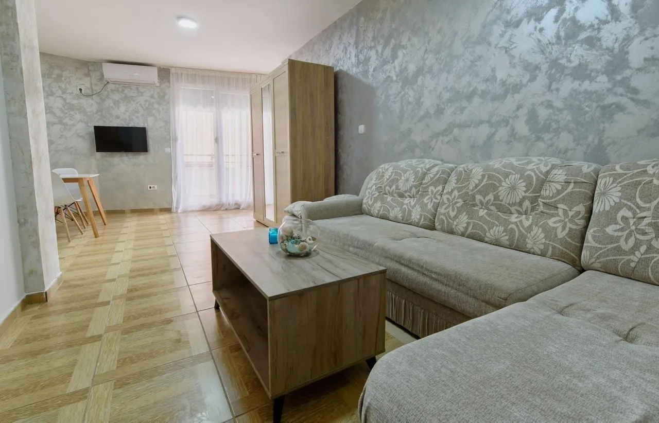 Izdavanje, jednosoban stan, 42m², Bečići, Budva