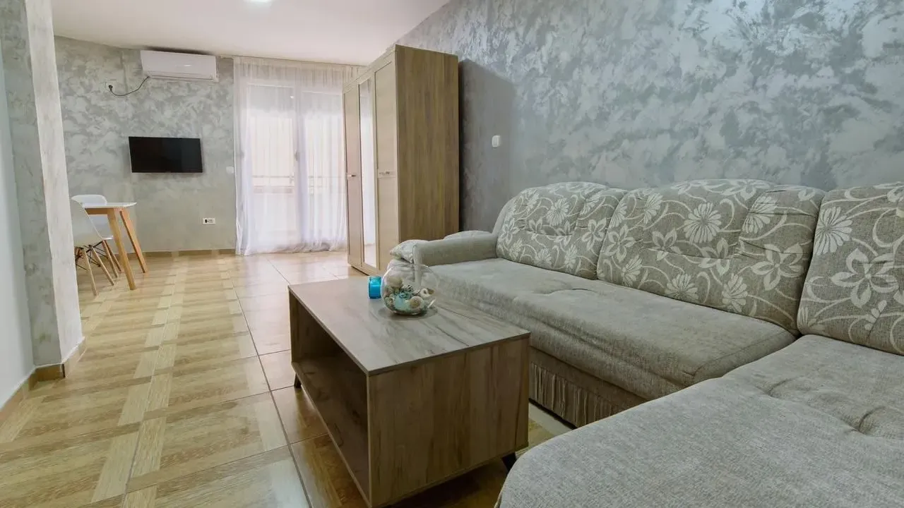 Izdavanje, jednosoban stan, 42m², Bečići, Budva
