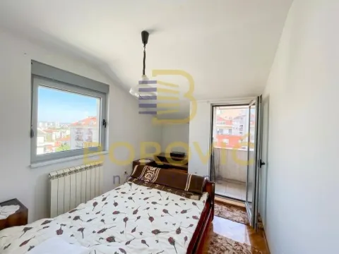 Nameštena spavaća soba sa krevetom, prozorom i izlazom na terasu. - image 6