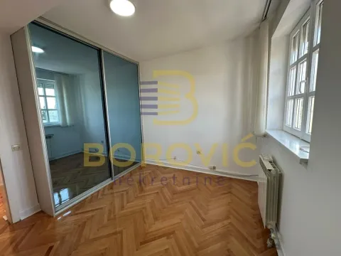 Prazna soba sa ugradnim ormarom sa ogledalom i parketom na podu. - image 6