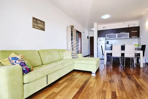 Dnevni boravak sa garniturom i trpezarijom sa kuhinjom u pozadini. - image 6