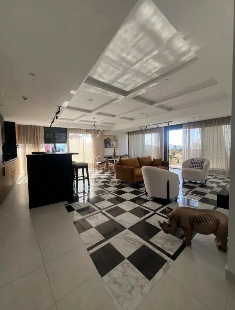 Izdavanje, jednosoban stan, 126m², Soho City, Bar