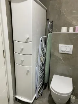 Manje kupatilo sa WC šoljom, ormarićem i sušilicom za veš. - image 15