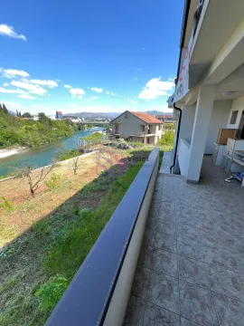 Pogled sa terase na rijeku i okolno imanje. - image 3