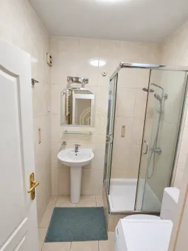 Kupatilo opremljeno umivaonikom, tuš kabinom i toaletom. - image 11