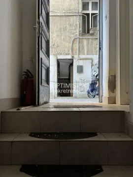 Pogled iz ulaza zgrade na dvorište i skuter. - image 17