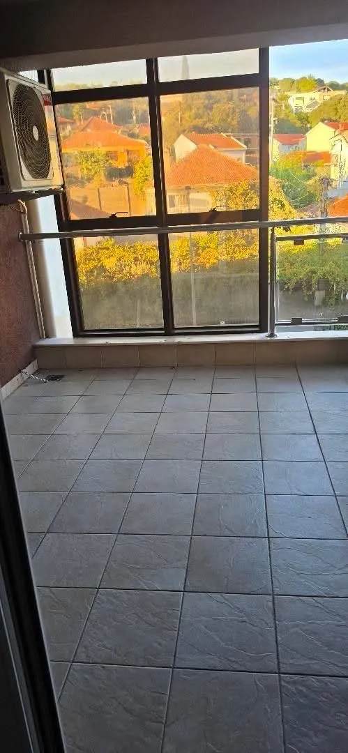 Nastrana terasa sa keramičkim pločicama i pogledom na naselje.