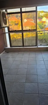 Nastrana terasa sa keramičkim pločicama i pogledom na naselje. - image 6