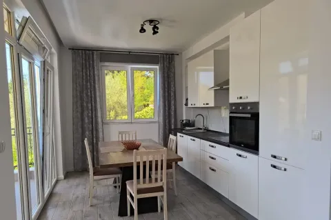Izdavanje, trosoban stan, 147m², Đenovići, Herceg Novi - image 5