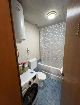 Manje kupatilo sa kadom, toaletom i veš mašinom. - image 10