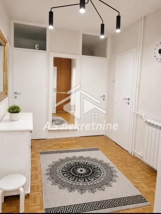 Izdavanje, četvorosoban stan, 90m², Novi Beograd Blok 28, Novi Beograd Sve Podlokacije