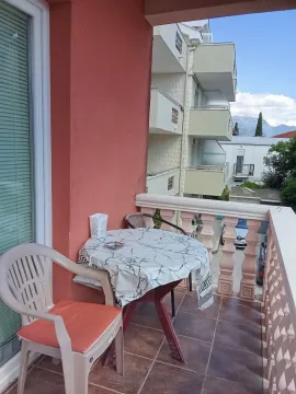 Manji namješteni balkon sa stolom i stolicama. - image 6
