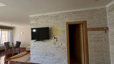 Dnevni boravak sa kamenim zidom i TV-om. - image 10