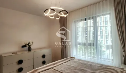 Moderna spavaća soba sa bračnim krevetom, komodom i velikim prozorom sa zavesama. - image 7